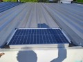 So liegt das Panel auf dem Garagendach, das zum Glück magnetisch ist. So halten 4 starke neodym Topfmagnete das Panel (hoffentlich) auch bei Sturm sicher aber nicht invasiv an Ort und Stelle. Auch für die Kabel habe ich einen Spalt gefunden. Löcher hätte ich nicht bohren dürfen und wollen.